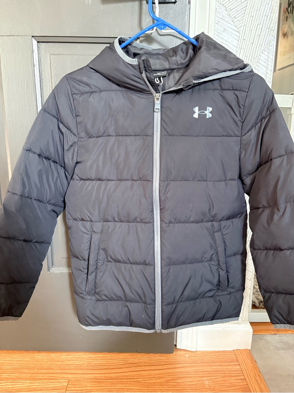 Under Armour Kids Black Hooded Puffer Jacket youth medium